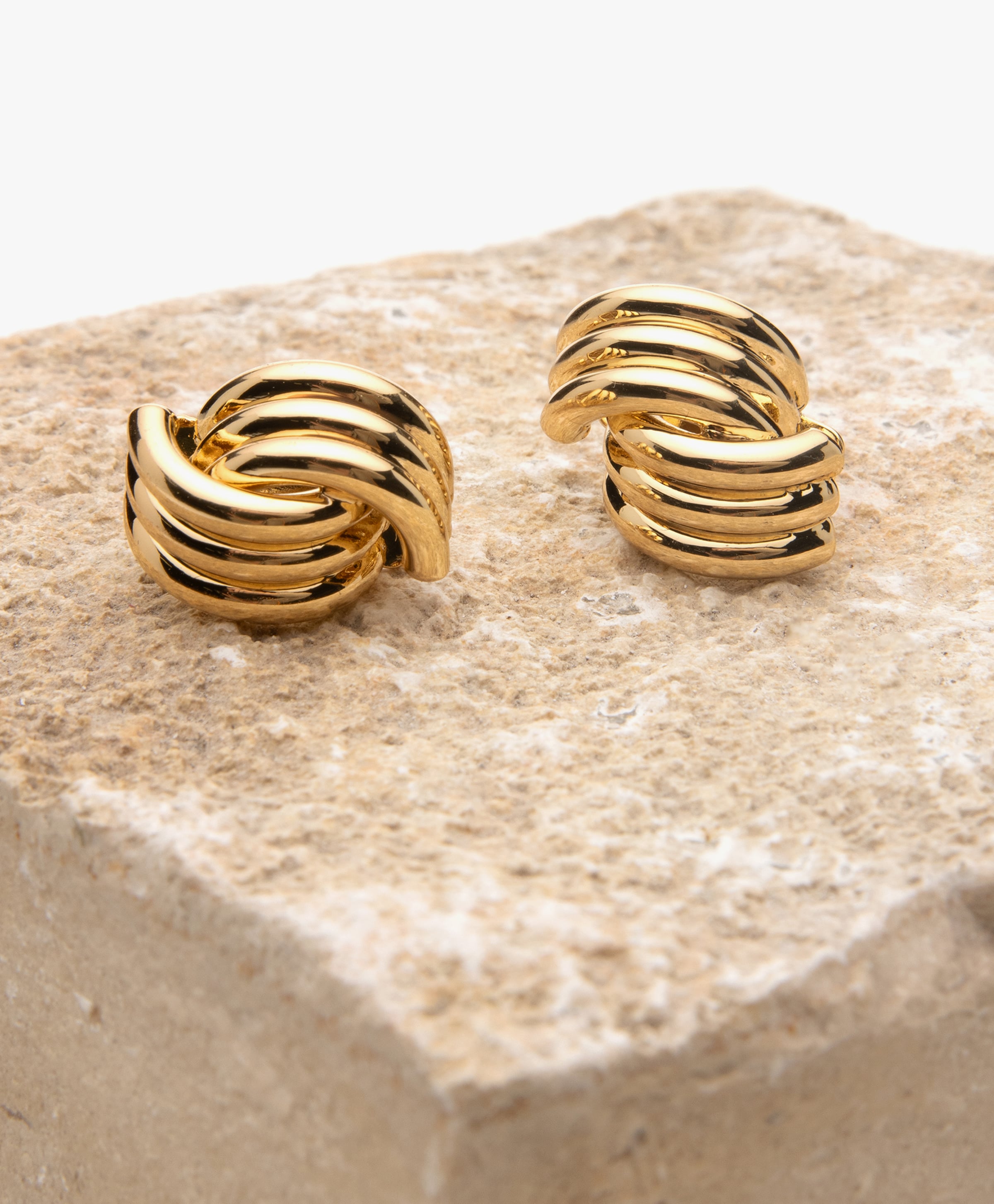 【関税込み】ANINE BING ゴールド Crossover Ribbed ピアス ANINE BING Small Crossover Ribbed Earrings - Gold